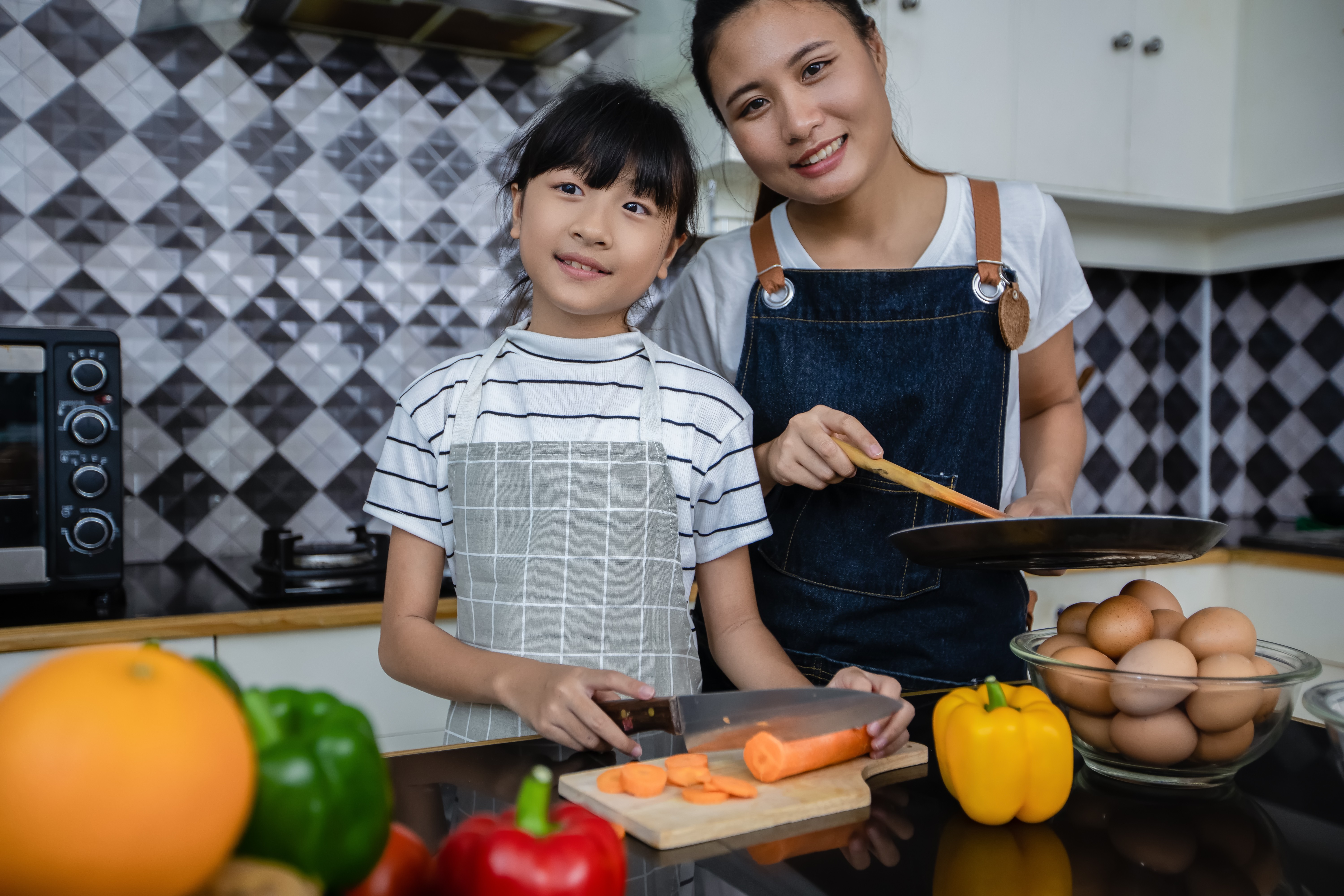 anak belajar memasak, tahapan memasak anak, manfaat memasak untuk anak, cara aman memasak dengan anak, Bunda, si Kecil 